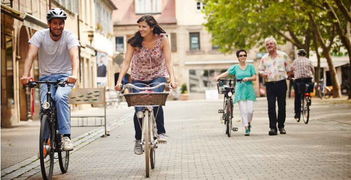 Radfahrer und Fußgänger